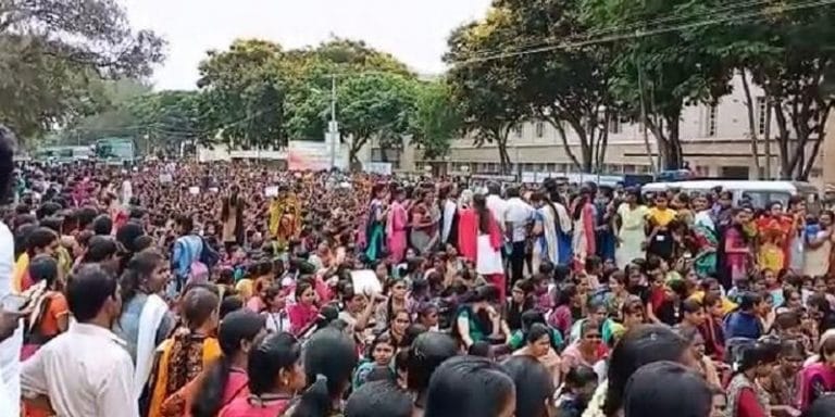 பொள்ளாச்சியில் மாணவர்கள் போராட்டம்