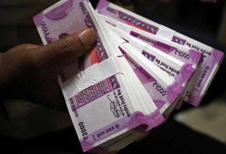 மூட்டை மூட்டையாக பணத்தை வீசிச் சென்ற மர்ம நபர்