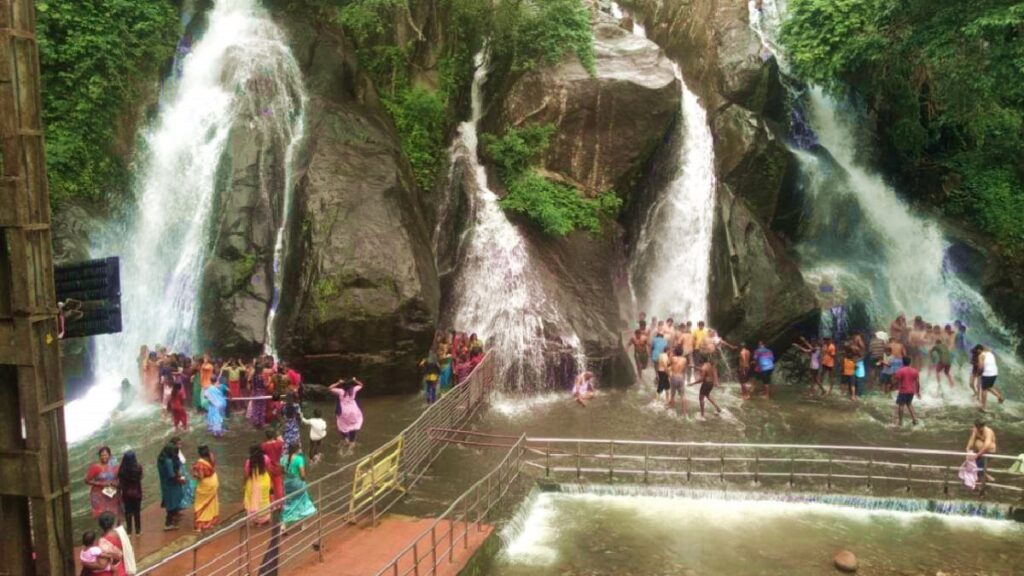 கலக்கல் காற்று…அலைமோதிய கூட்டம்…அதிர்ந்த குற்றாலம்…