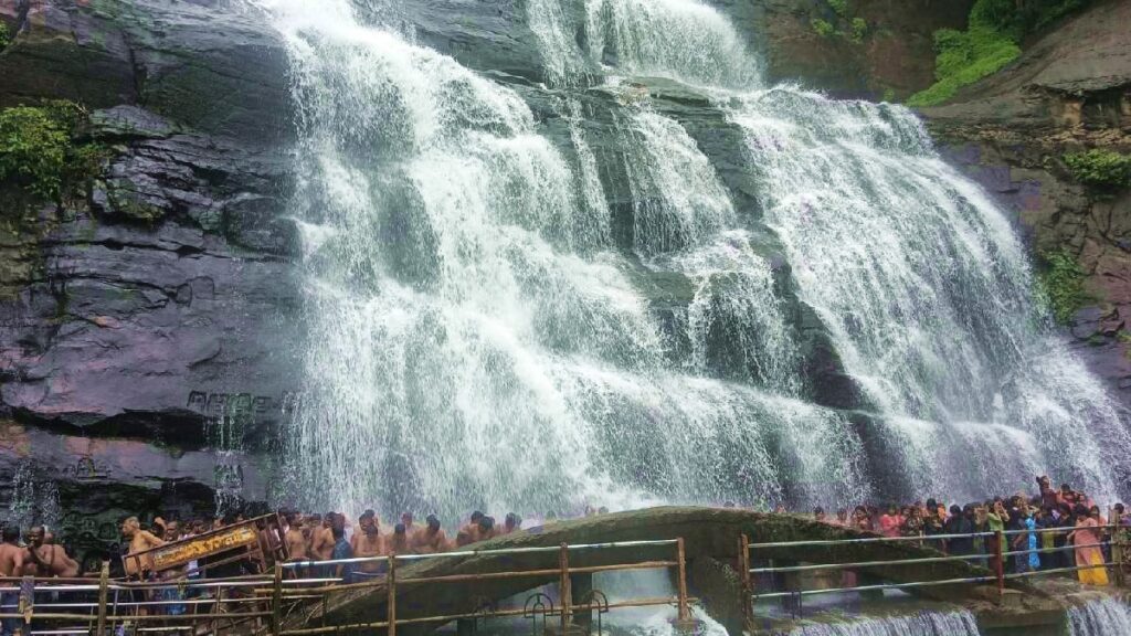 கூட்டம் குறைவாத்தான் இருக்குதாம்…அப்போ ரொம்ப நேரம் குளிக்கலாமோ?..