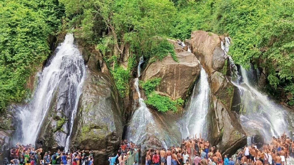 வானம் கூராப்பு போட்டுருக்காமே!…காத்து வேற கலக்கலா இருக்குதாம்!…இன்றைய குற்றால சீசன் நிலவரம்….