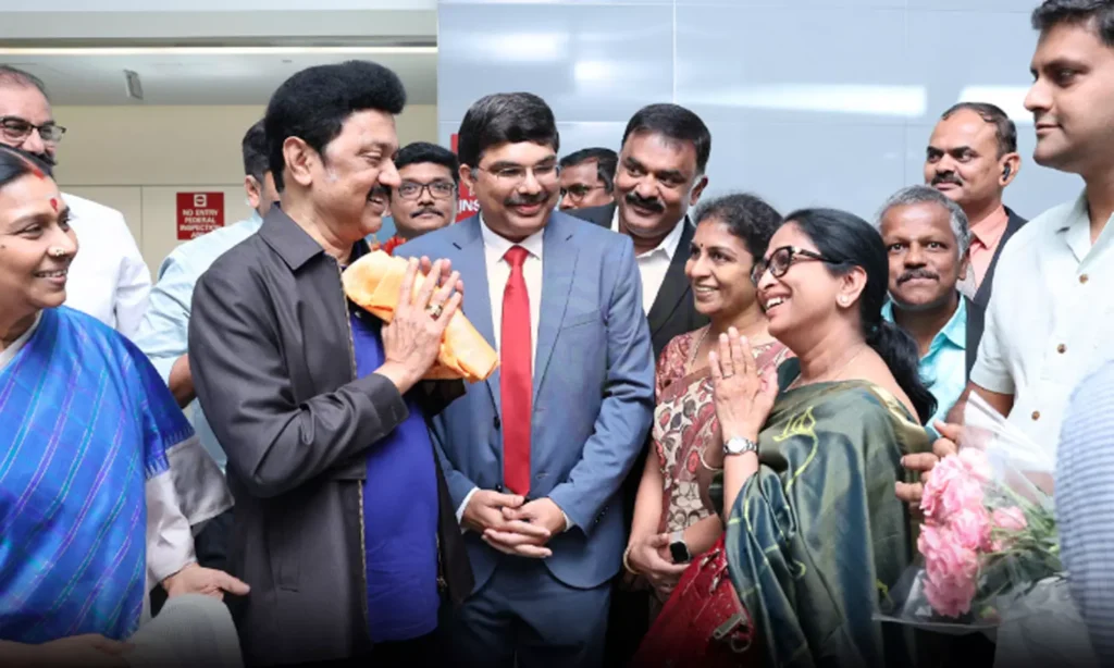 அமெரிக்கா சென்ற முதல்வர் ஸ்டாலின்… பூங்கொத்து கொடுத்து உற்சாகமாக வரவேற்ற மக்கள்…!