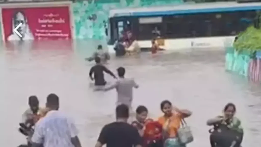 தெலுங்கானாவில் கொட்டி தீர்த்த மழை… 45 பயணிகளுடன் விடிய விடிய வெள்ளத்தில் தத்தளித்த பஸ்…!