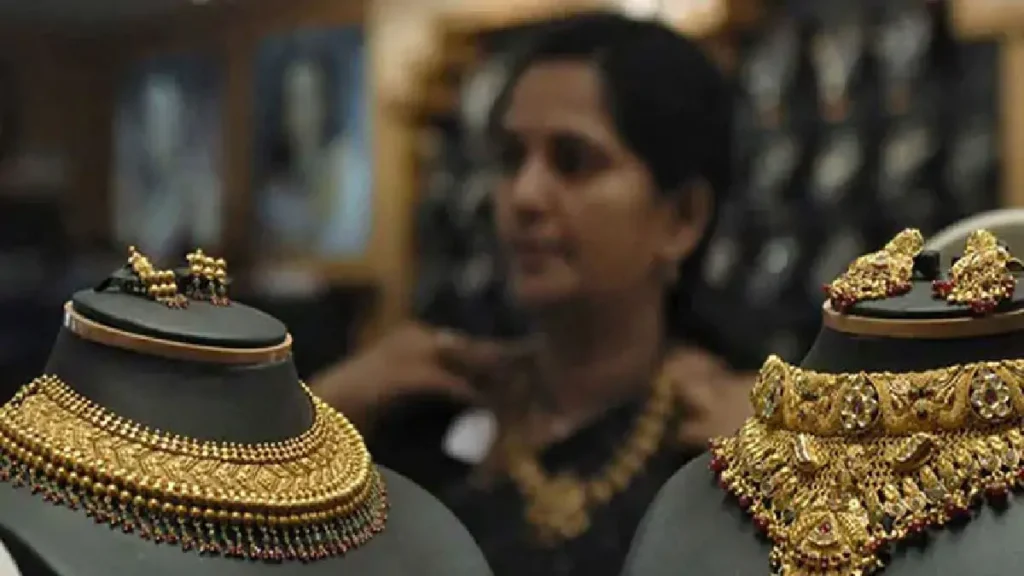 அதிரடியாக குறைந்த தங்கம் விலை… இன்றைய தங்கம் மற்றும் வெள்ளி விலை இதோ…!