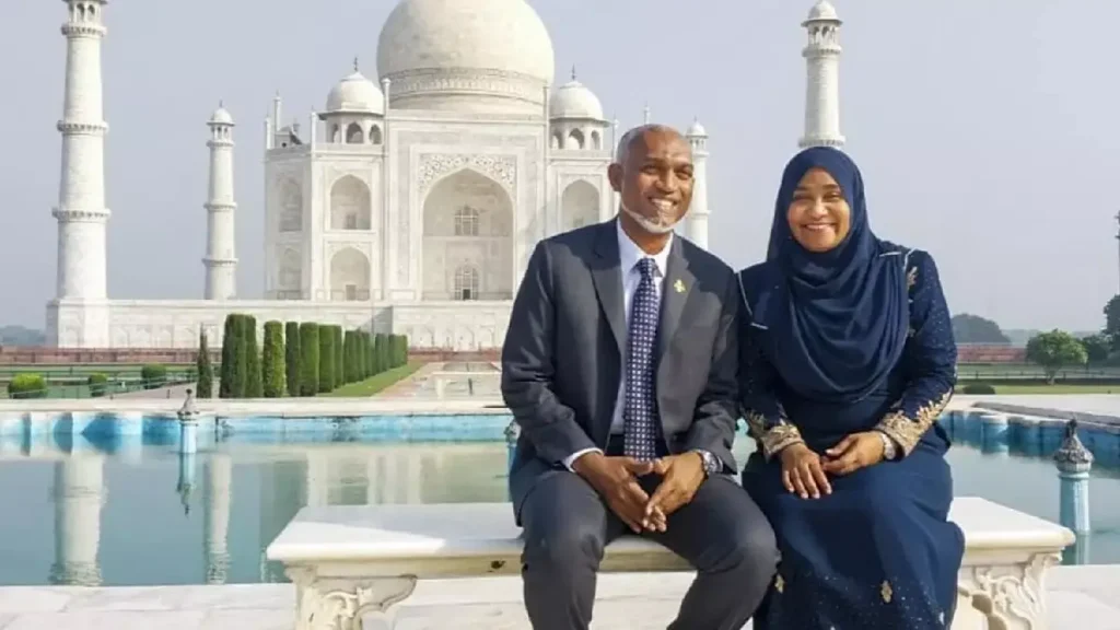 காதல் மனைவியுடன் காதல் சின்னம் முன்பு மாலத்தீவு அதிபர்… தாஜ்மஹாலை பார்வையிட்ட புகைப்படம்…!