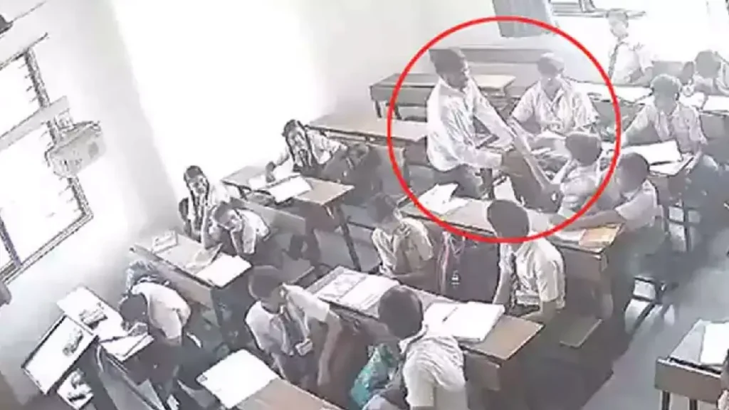 மாணவனை கண்மூடித்தனமாக தாக்கிய ஆசிரியர்… இணையத்தில் வைரலாகும் வீடியோ…!