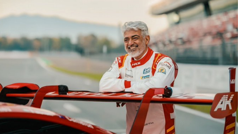 அபுதாபி யாஸ் மெரினா சர்க்யூட்டில் அஜித் குமார் ரேசிங் சீருடையில் ரசிகர்களிடம் பேசும் காட்சி.