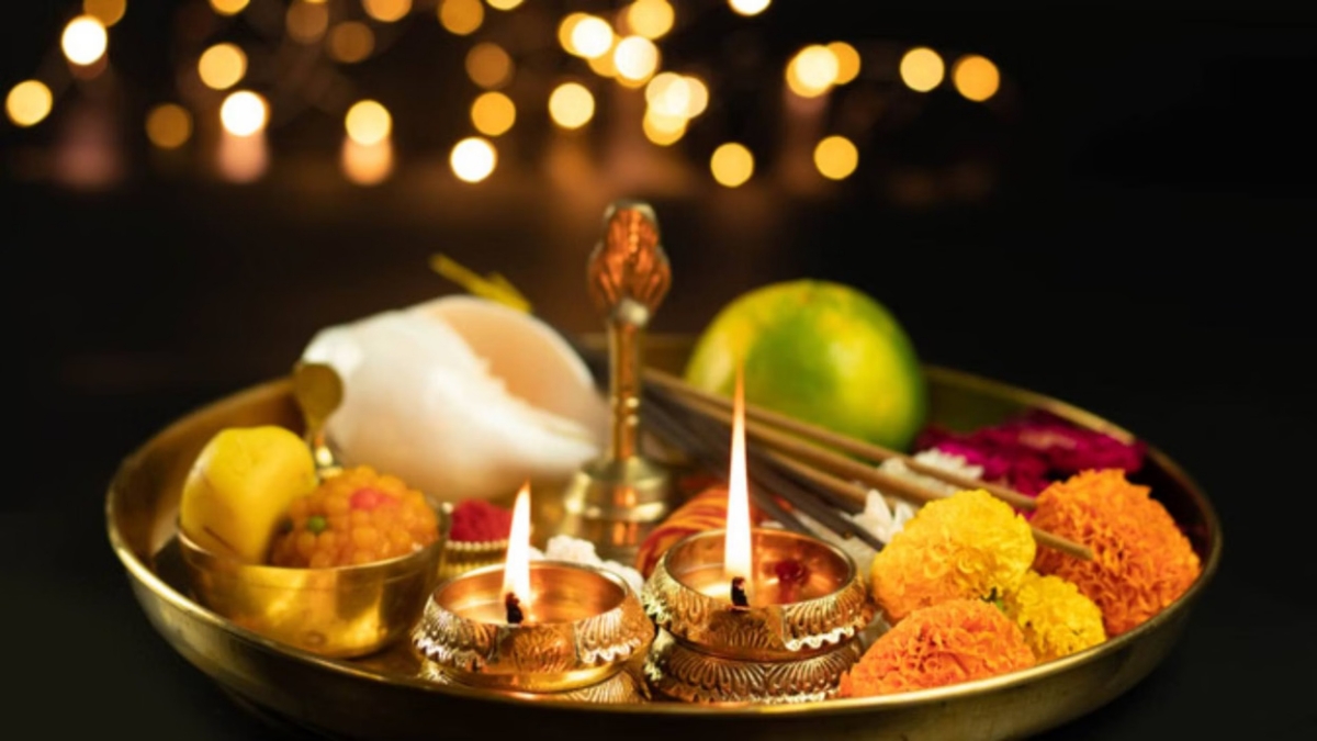 பூஜை செய்யும் திசை: வீட்டில் செல்வம் பெருக எங்கு அமர வேண்டும்? – முக்கிய வாஸ்து குறிப்புகள்!