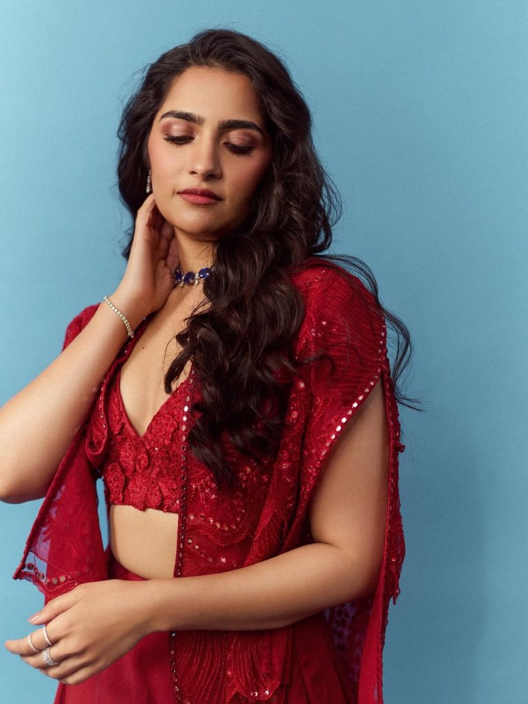 Hyderabad lights, Madharaasi nights: ருக்மிணி வசந்தின் புதிய புகைப்படங்கள் 4 Actress Rukmini Vasanth in a stylish contemporary outfit during her recent visit to Hyderabad and Chennai.