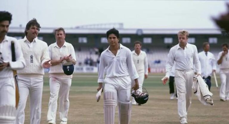 டெஸ்ட் கிரிக்கெட் வெள்ளை உடை வீரர்கள் சிவப்பு பந்து விளையாட்டு.