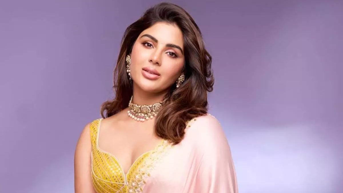 பென்ஸ் திரைப்படத்தில் எல்.சியூ கதாபாத்திரங்கள்: சம்யுக்தா மேனன் பகிர்ந்த புதிய தகவல் 1 Actress Samyuktha Menon in a professional pose during a film promotional event for the movie Benz.