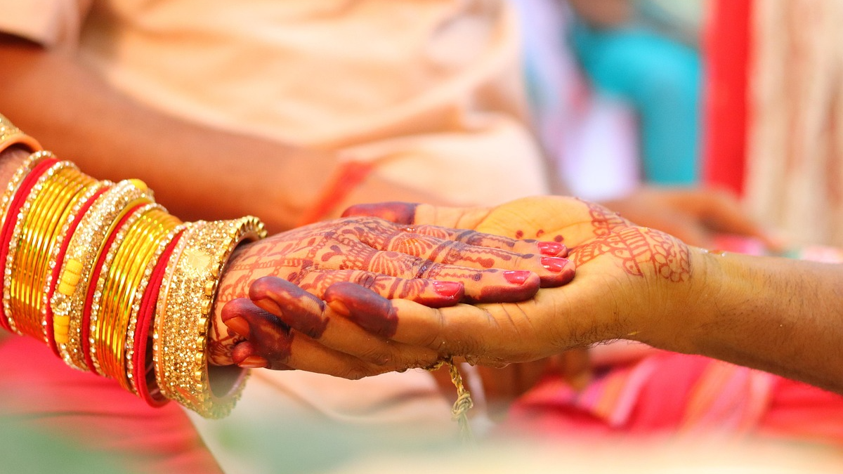 கர்நாடக மணப்பெண் கைது: திருமணத்தன்று மணமகனை கொல்ல முயற்சி!