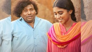 Actor Yogi Babu and the village residents digging a well in the movie Kenatha Kanom, trending for its OTT update.