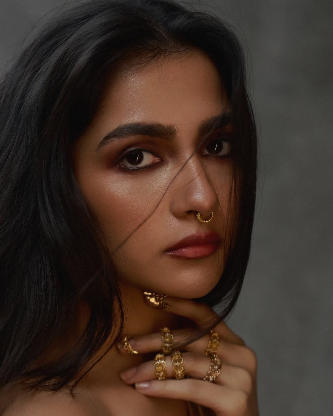 ஸ்டைலான உடையில் நடிகை ருக்மிணி வசந்த்.