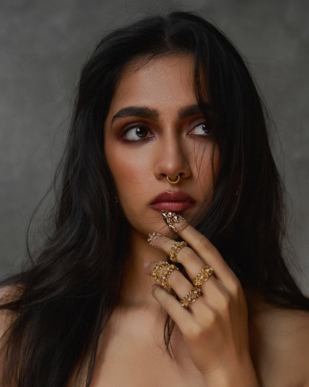 தங்க நிற ஒளியில் ஜொலிக்கும் ருக்மிணி வசந்த்.