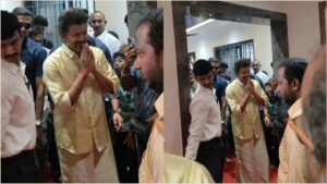 வேட்டி சட்டையில் தலைமைச் செயலகம் வந்த முதல்வர் விஜய்; இணையத்தைக் கலக்கும் மாஸ் லுக்! Tamil Nadu Chief Minister Joseph Vijay entering the state secretariat in traditional Tamil attire.