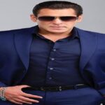 Bollywood Buzz - Viral Statement: "நான் நின்ன தோத்துடுவேன்! சொந்த வீட்ல 3 ஓட்டுகூட விழாது!"" அரசியல் மற்றும் தேர்தல் குறித்து அதிரடியாகப் பேசிய சல்மான் கான்; 12 Bollywood actor Salman Khan smiling and interacting during a candid media interview segment.