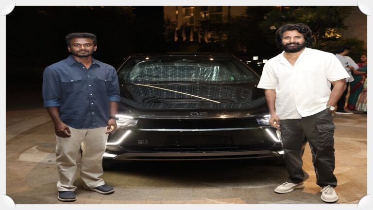 Sivakarthikeyan presenting a car to director Sivakumar Murugesan after the success of Thaai Kizhavi.
